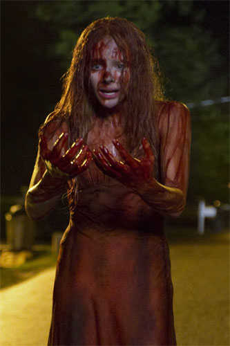 真っ赤な血を浴び、真っ白なプロムのドレスが真紅に染まったキャリーを演じるクロエ・グレース・モレッツ