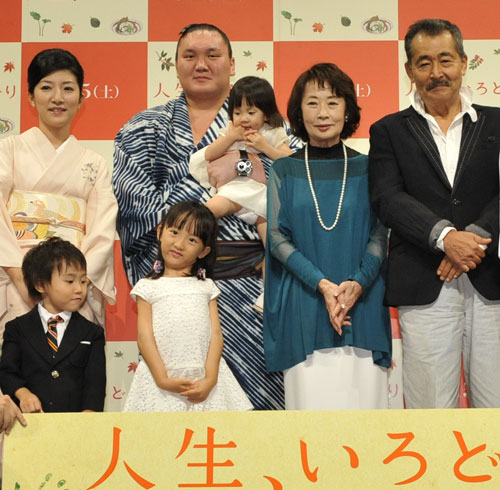 後列左から白鵬夫人、白鵬、美羽紗ちゃん、吉行和子、藤竜也。前列左は真羽人くん、右は愛美羽ちゃん