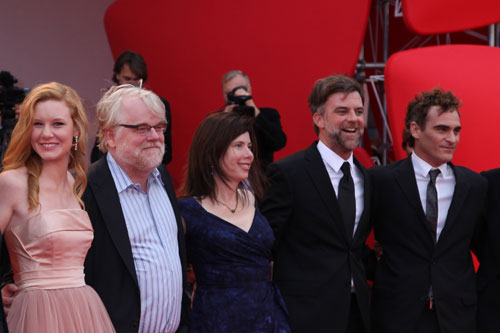 左からエイミー・アダムス、フィリップ・シーモア・ホフマン、プロデューサーのジョアン・セラー、ポール・トーマス・アンダーソン監督、ホアキン・フェニックス
(C) Kazuko Wakayama