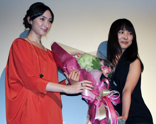 花束を持って応援に駆けつけた香椎由宇（左）と『トリハダ -劇場版-』主演の谷村美月（右）