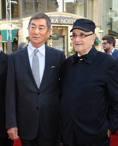 高倉健（左）とモントリオール世界映画祭最高責任者セルジュ・ロジーク（右）