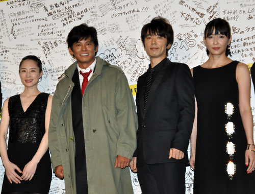 左から深津絵里、織田裕二、ユースケ・サンタマリア、水野美紀