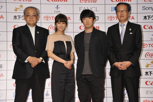 左から依田巽チェアマン、前田敦子、松江哲明監督、高井英幸ユニジャパン理事長