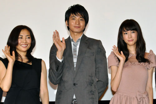 左から中山美穂、向井理、桐谷美玲