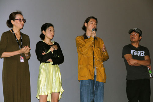 左からヤン・ヨンヒ監督、安藤サクラ、井浦新、ヤン・イクチュン