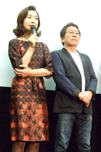 高橋惠子（左）とプロデューサーをつとめた夫の高橋伴明（右）