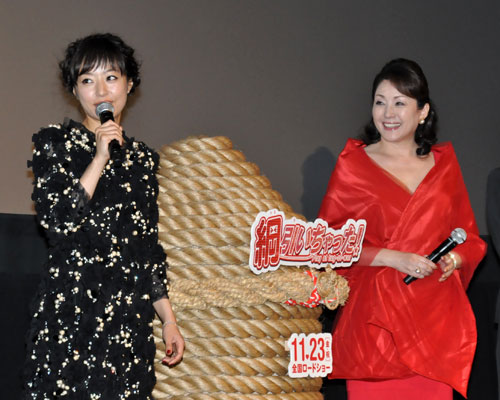 井上真央（左）と松坂慶子（右）