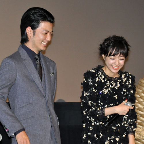 玉山鉄二（左）と井上真央（右）