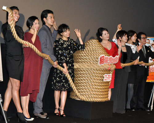 左から中鉢明子、西田尚美、玉山鉄二、井上真央、松坂慶子、浅茅陽子、ソニン、水田伸生監督