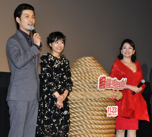 左から玉山鉄二、井上真央、松坂慶子