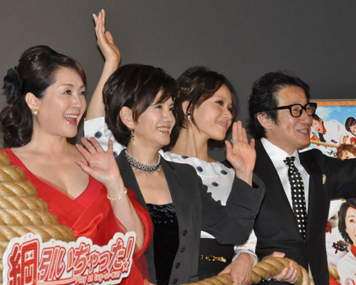 左から松坂慶子、浅茅陽子、ソニン、水田伸生監督