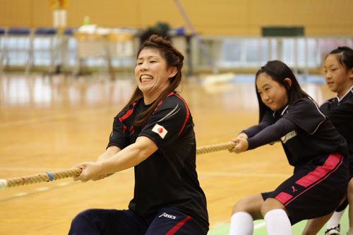 綱引きする吉田沙保里選手