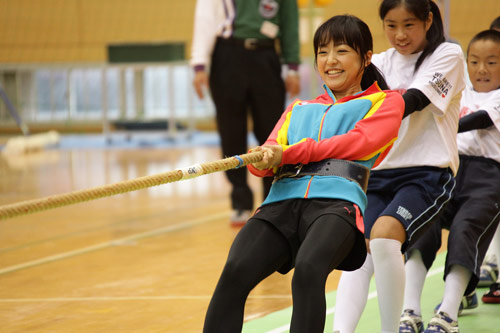 井上真央、金メダリストの吉田沙保里選手に綱引きで勝利