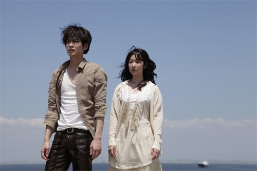 『シャニダールの花』に主演する綾野剛（左）と黒木華（右）
(C) 2012「シャニダールの花」製作委員会