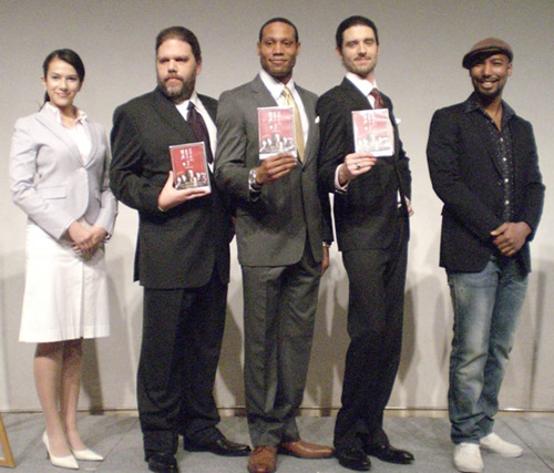 『スマートモテリーマン講座』DVD宣伝イベントの様子。左からガウ、ロバート・ボールドウィン、ダンテ・カーヴァー、マイケル・マカティア、デイヴィット