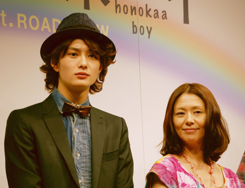『ホノカアボーイ』特別試写会にて。主題歌を担当した小泉今日子（右）と主演の岡田将生（左）