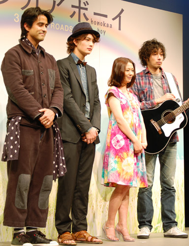 『ホノカアボーイ』特別試写会にて。左から吉田玲雄、岡田将生、小泉今日子、斉藤和義