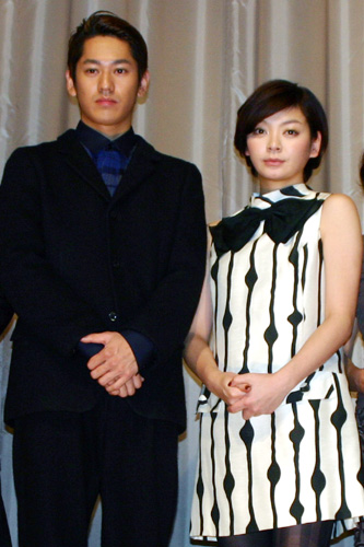 永山絢斗（左）と田畑智子（右）