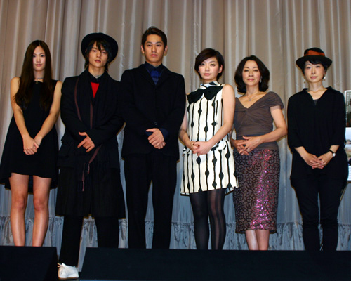 左から小篠恵奈、窪田正孝、永山絢斗、田畑智子、原田美枝子、タナダユキ監督