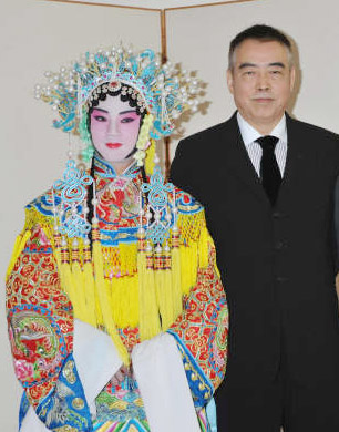 来日記者会見時のチェン・カイコー監督（左）と、京劇の舞を披露したユィ・シャオチュン（右）