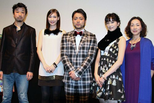 左から石橋義正監督、マイコ、山田孝之、石橋杏奈、原田美枝子