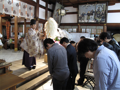 祈祷をしてもらうドクロ軍団（ドクロヘルメットは脱いでます）