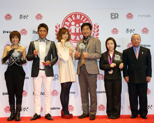 左から樫木裕実、魔裟斗、小倉優子、石田純一、三宅宏実、三宅義行