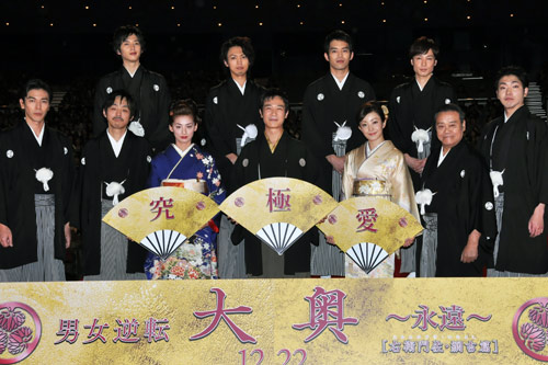 前列左から要潤、宮藤官九郎、尾野真千子、堺雅人、菅野美穂、西田敏行、柄本佑。後列左から永江祐貴、桐山連、三浦貴大、郭智博