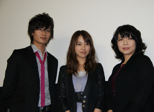 『恋極星』初日舞台挨拶の様子。左から加藤和樹、戸田恵梨香、AMIY MORI監督