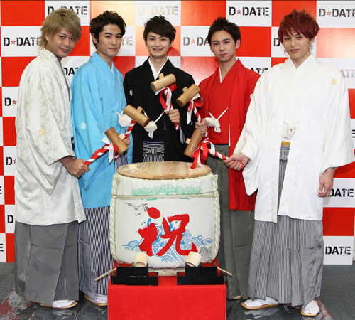 鏡開きをするD☆DATE。左から五十嵐隼士、堀井新太、瀬戸康史、柳下大、荒木宏文