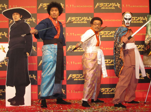 左から藤田憲右、具志堅用高、鉄拳