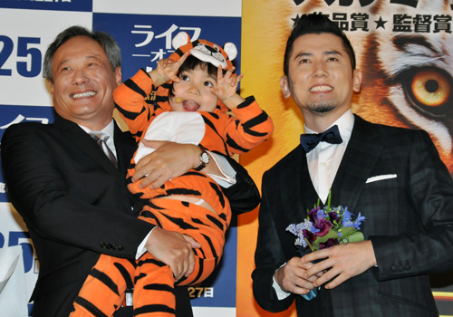 左からアン・リー監督、しずくちゃん、本木雅弘