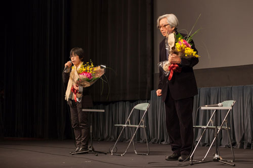 平松恵美子監督（左）と山田洋次監督（右）