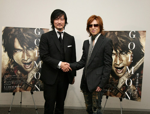 『GOEMON』記者会見にて。紀里谷和明監督（左）と音楽を担当したYOSHIKI（右）