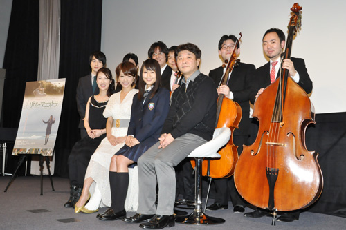 左から上遠野太洸（左奥）、筒井真理子、釈由美子、有村架純、雑賀俊郎監督