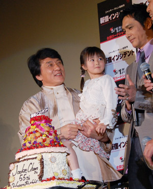 “最愛の女”庵原涼香ちゃんを抱っこしたジャッキー・チェン。右は涼香ちゃんの父親を演じた加藤雅也