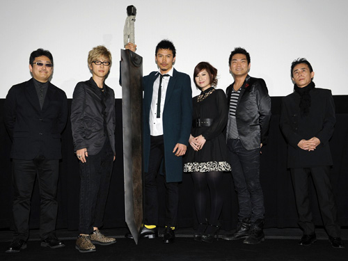 左から窪岡俊之監督、櫻井孝宏、岩永洋昭、行成とあ、三宅健太、平沢進（主題歌）