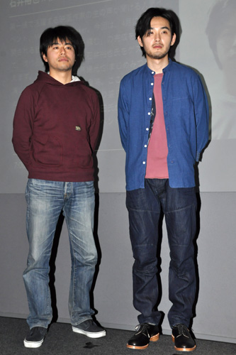 石井裕也監督（左）と松田龍平（右）