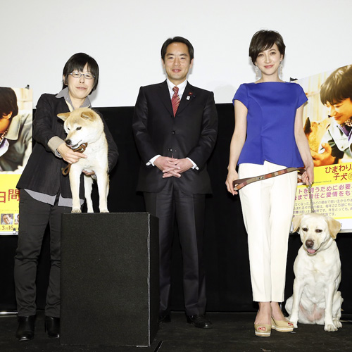 滝川クリステルが愛犬アリスと映画イベントに登場、動物との共存を呼びかける！