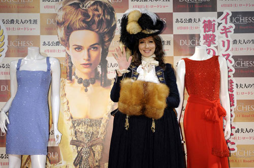 『ある公爵夫人の生涯』トークイベントにて。故ダイアナ妃の幻のドレス（左右）に囲まれた山本モナ
