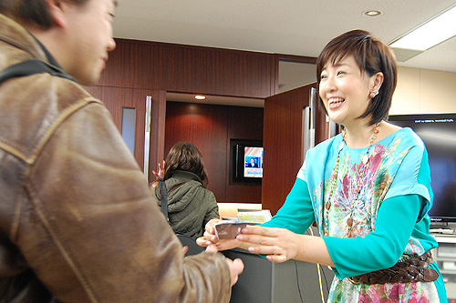 マスコミに“親善大使”名刺を渡す菊池桃子