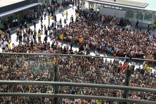 舞台挨拶を見られなかった7000人にも博多駅前広場で挨拶を実施