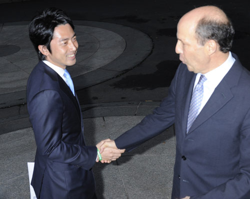 小泉進次郎衆議院議員（左）と握手するジョン・ルース駐日大使