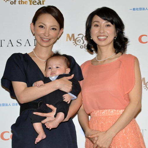 赤ちゃんを抱く真山景子（左）と東尾理子（右）
