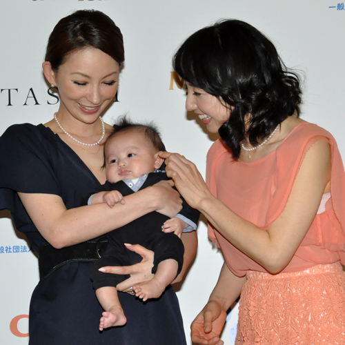 赤ちゃんを抱く真山景子（左）と東尾理子（右）