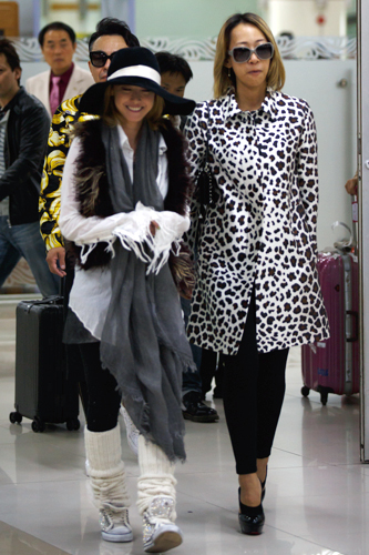 金浦空港に到着した沢尻エリカ（左）と蜷川実花監督（右）