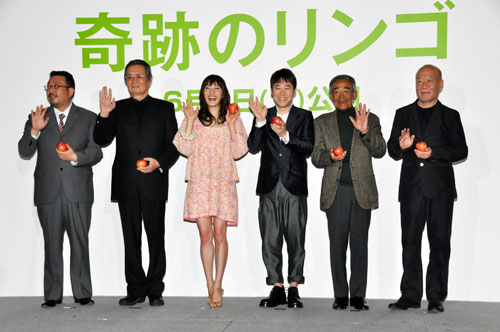 左から中村義洋監督、山崎努、菅野美穂、阿部サダヲ、木村秋則、久石譲