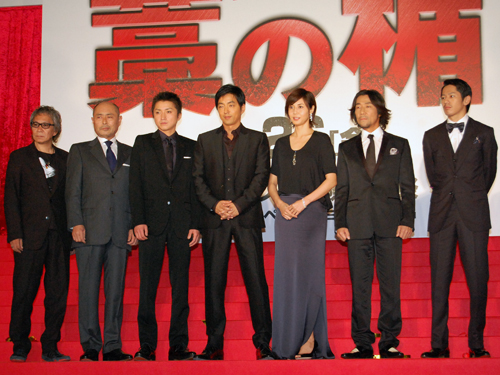 左から三池崇史、伊武雅刀、藤原竜也、大沢たかお、松嶋菜々子、岸谷五朗、永山絢斗