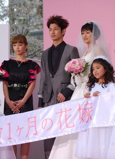 『余命1ヶ月の花嫁』記者会見にて。左から安田美沙子、瑛太、榮倉奈々