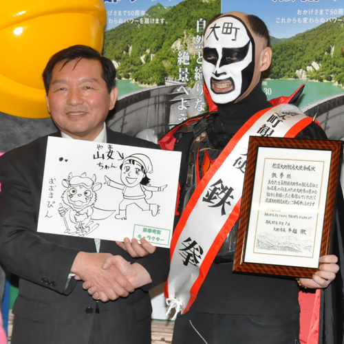 牛越徹大町市長（左）と鉄拳（右）